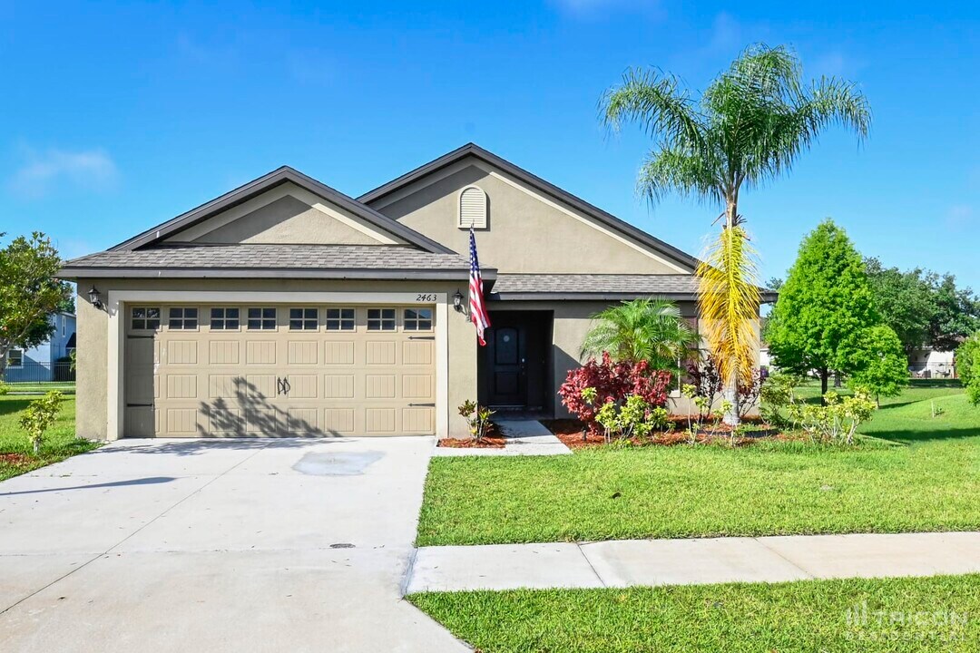 2463 Winnipeg Dr in Lakeland, FL - Building Photo
