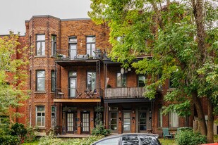 2250 De Hampton Av in Montréal, QC - Building Photo