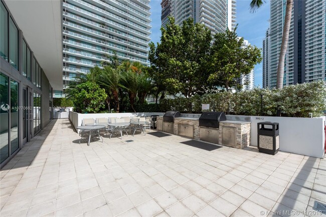 79 SW 12th St, Unit 2508 in Miami, FL - Foto de edificio - Building Photo