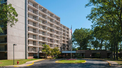 Pine Grove Manor in Muskegon, MI - Building Photo - Building Photo