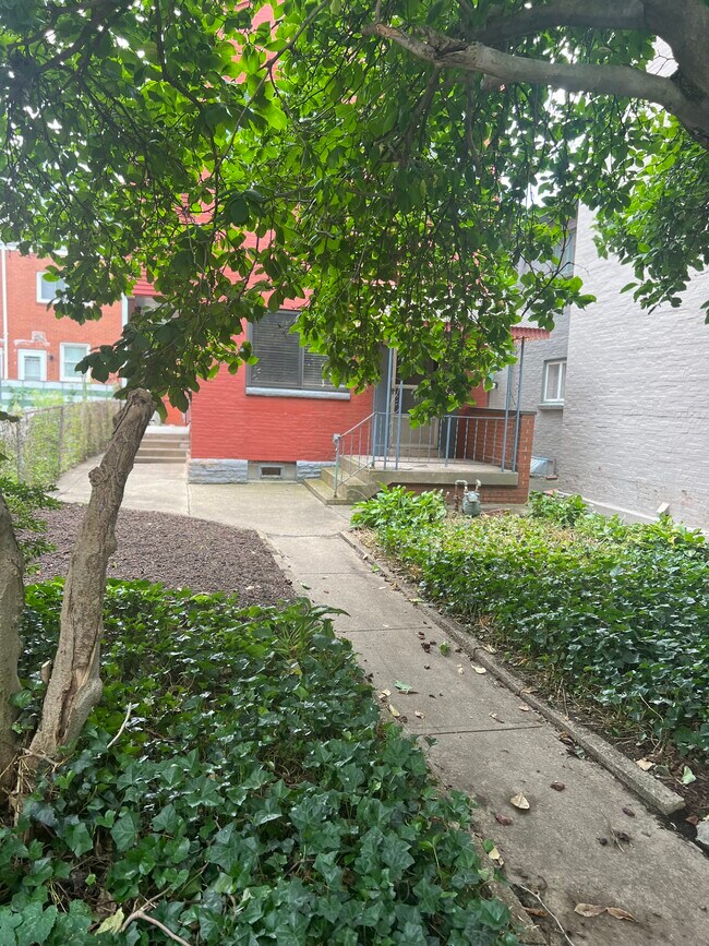 2206 Sarah St in Pittsburgh, PA - Building Photo - Building Photo