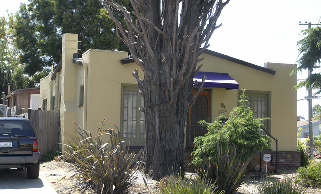 3000 Seminary Ave in Oakland, CA - Foto de edificio - Building Photo