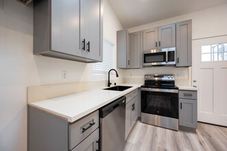 994 Valencia St, Unit 101 in Costa Mesa, CA - Foto de edificio - Building Photo