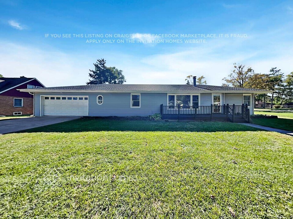 5 E Adams St in Villa Park, IL - Building Photo