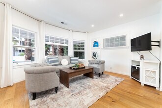 6008 Carlton Way in Los Angeles, CA - Foto de edificio - Building Photo