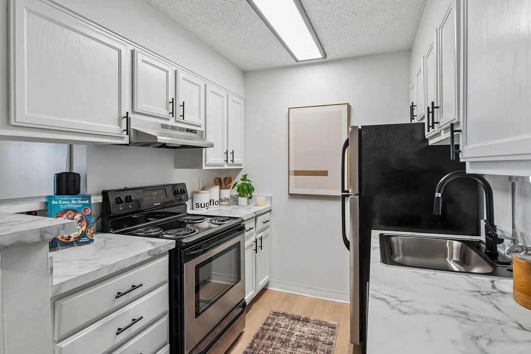 ReNew Pinehurst in Denver, CO - Foto de edificio