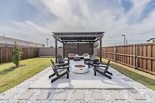 2725 Henson Ln in Garland, TX - Building Photo