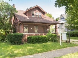 830 Bellevue Ave in Elgin, IL - Building Photo