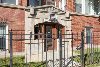 6748 S Clyde Ave in Chicago, IL - Building Photo - Building Photo