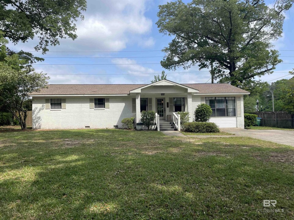 105 Sara Ave N in Spanish Fort, AL - Foto de edificio