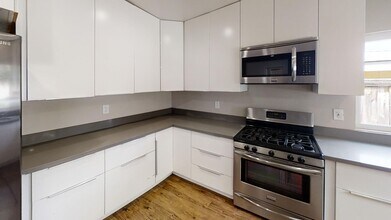 5216 E Falls View Dr in San Diego, CA - Building Photo - Building Photo