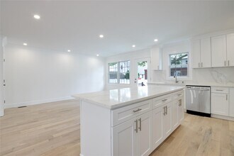 30 Kirkwood Rd in Port Washington, NY - Building Photo - Building Photo