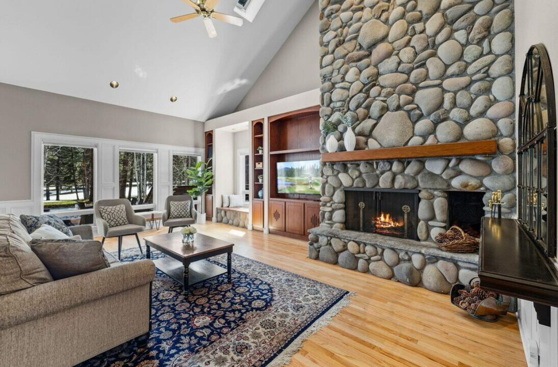 60726 Golf Village Loop in Bend, OR - Building Photo
