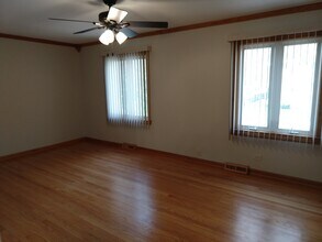 1343 Woodview Ln in Glenview, IL - Building Photo - Building Photo