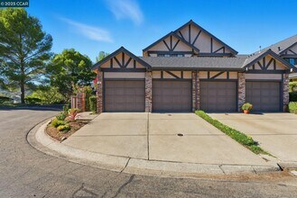 121 Haslemere Ct in Lafayette, CA - Foto de edificio - Building Photo