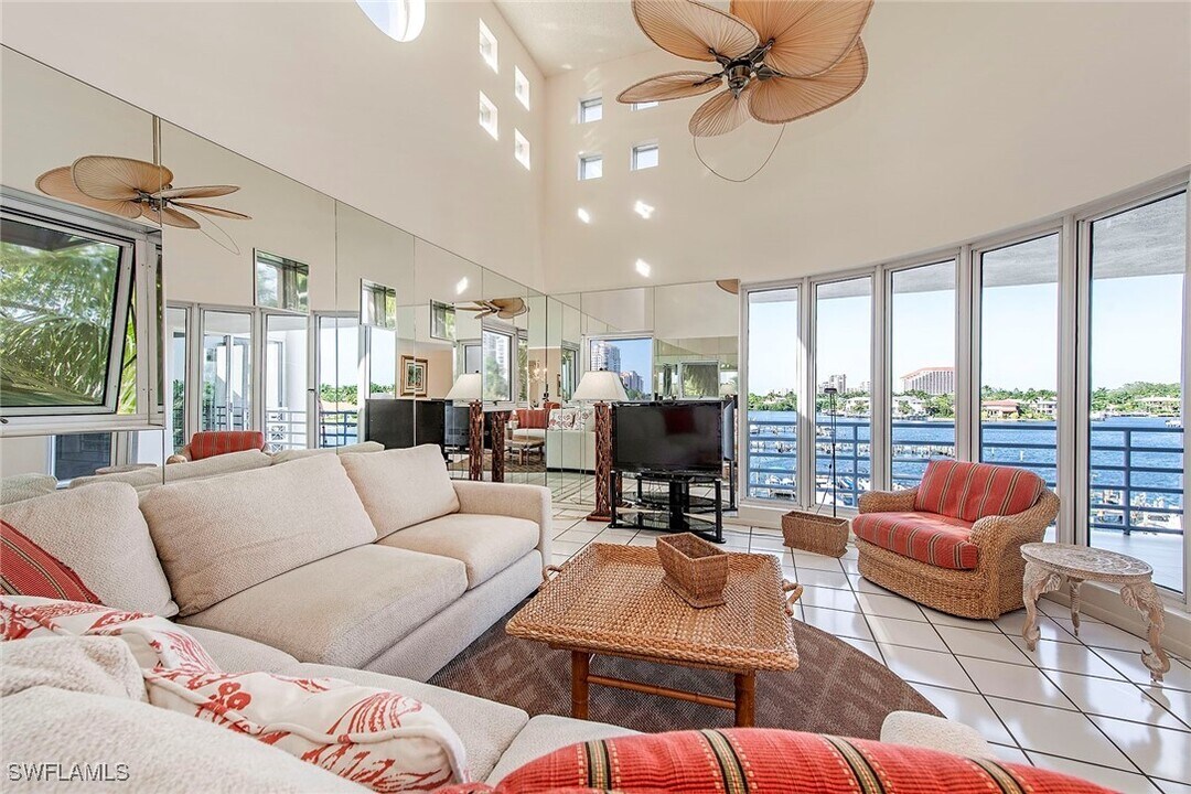 4560 Gulf Shore Blvd N in Naples, FL - Building Photo