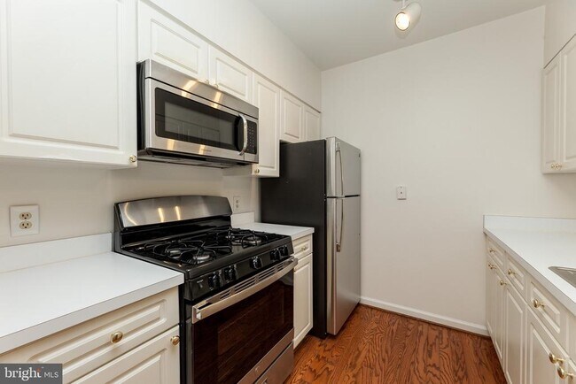 2204 Westcourt Ln in Herndon, VA - Building Photo - Building Photo