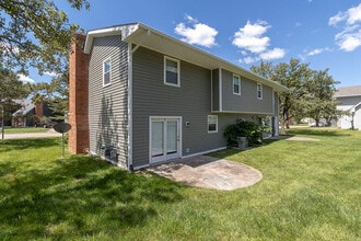 1913 Greenleaves Ct in Columbia, MO - Building Photo - Building Photo