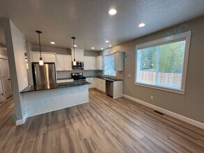 2087 SE Silver Springs Rd in Milwaukie, OR - Building Photo - Building Photo