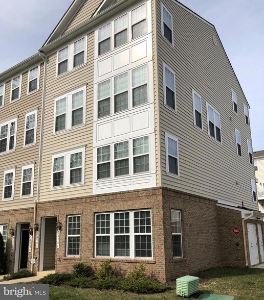 14784 Mason Creek Cir in Woodbridge, VA - Foto de edificio