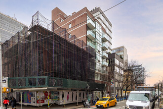 300 Spring St in New York, NY - Building Photo - Building Photo