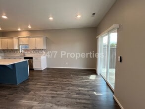 878 Ben Brown Ln in Woodburn, OR - Building Photo - Building Photo