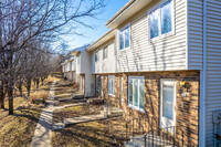 Jordan Square Townhomes & Condominiums in West Des Moines, IA - Foto de edificio - Building Photo