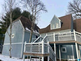 221 Old Pond Ln in Norwich, CT - Building Photo