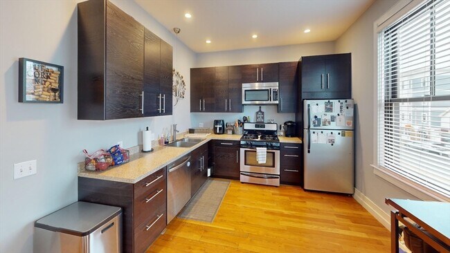 339 Dorchester St, Unit 2 in Boston, MA - Foto de edificio - Building Photo