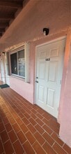 8019 Lake Dr in Doral, FL - Foto de edificio - Building Photo