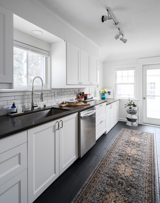 4479 N Woodburn St, Unit Woodburn Upper Duplex in Shorewood, WI - Building Photo - Building Photo