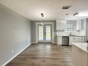 320 Holiday St in Tomball, TX - Building Photo - Building Photo