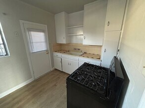 1711 Easy St in Hanford, CA - Building Photo - Building Photo