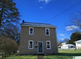 221 Oak St in Pen Argyl, PA - Building Photo