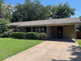 1113 Chester St in Cleburne, TX - Building Photo