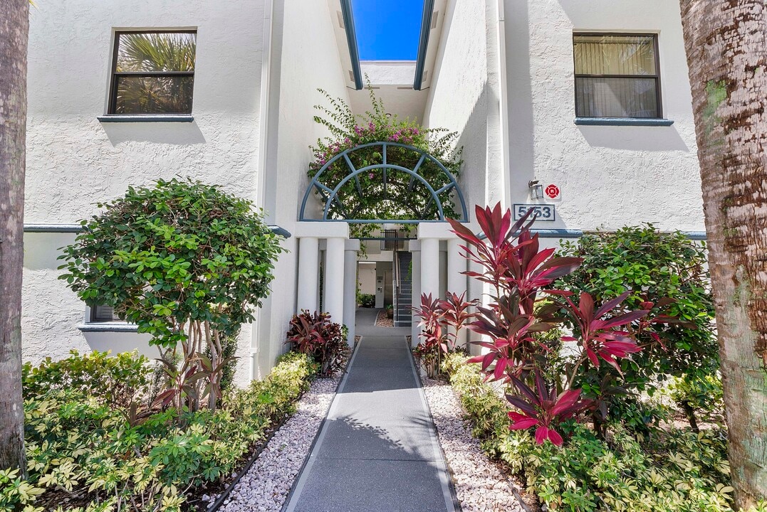 5153 Floria Dr in Boynton Beach, FL - Building Photo