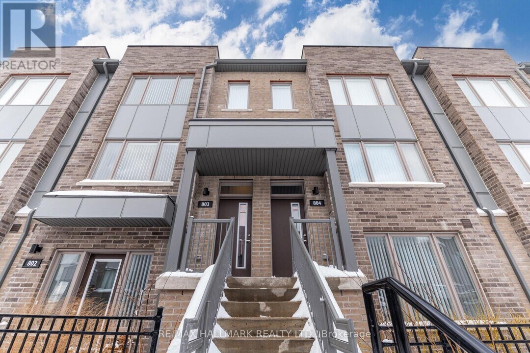 1525 Kingston Rd in Pickering, ON - Building Photo