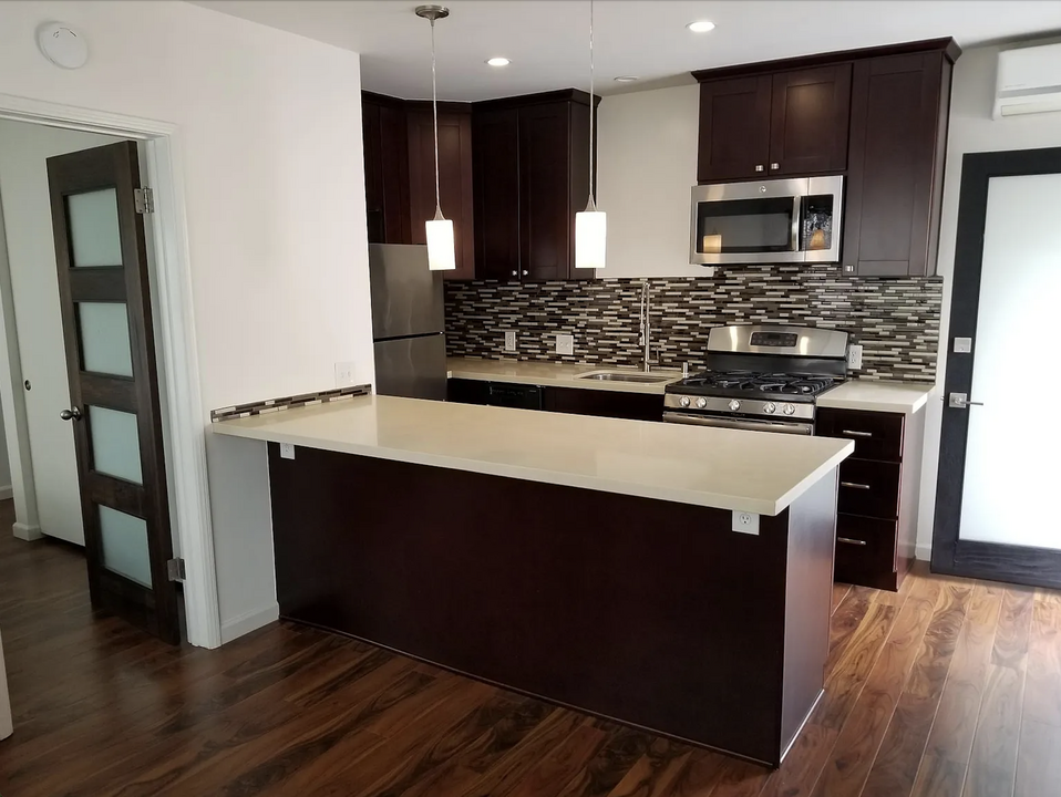 5261 E The Toledo, Unit Apt 8 in Long Beach, CA - Building Photo