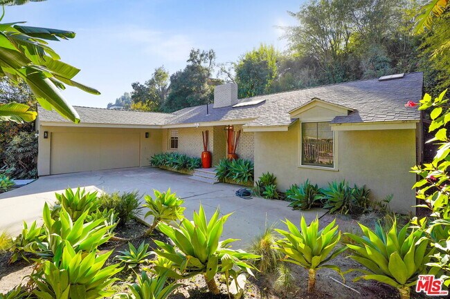 1323 Roscomare Rd in Los Angeles, CA - Building Photo - Building Photo