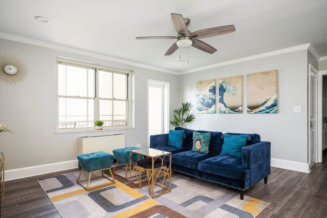 300 W Peachtree St NW in Atlanta, GA - Building Photo