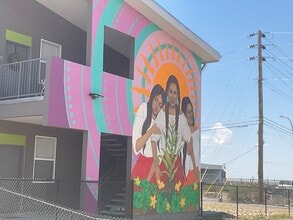 Three Sisters Apts - Income Restrictions in Las Cruces, NM - Foto de edificio - Building Photo