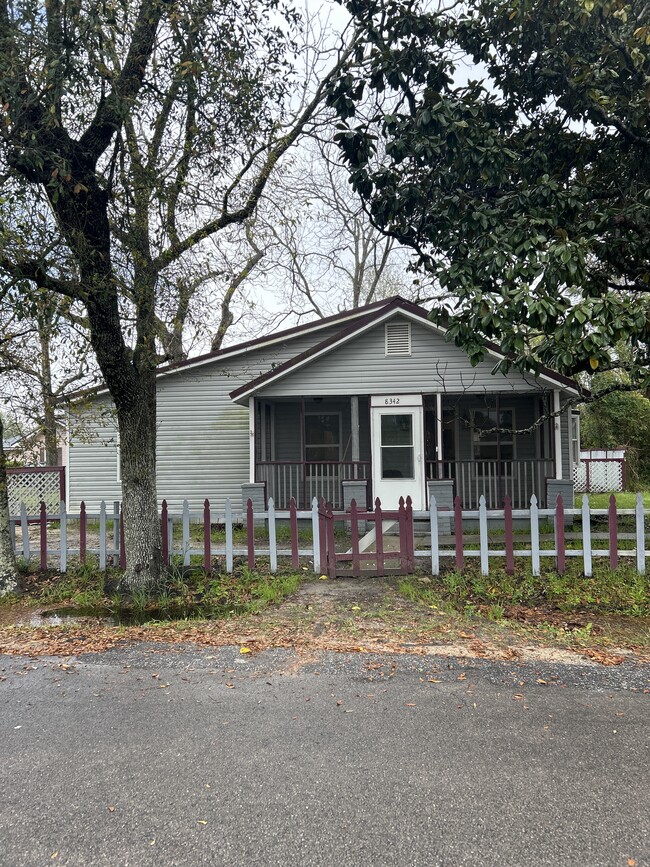8334 E Railroad Ave in Gulfport, MS - Building Photo - Building Photo