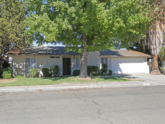 1304 Pierce Dr in Clovis, CA - Foto de edificio - Building Photo