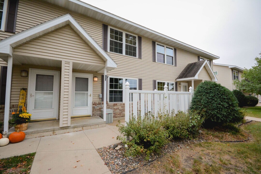 6134 S Pointe Dr SW in Rochester, MN - Building Photo