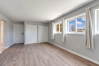 240 N Archer Ave-Unit -F in Mundelein, IL - Building Photo - Building Photo