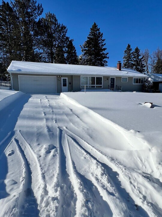 140 E Niagara St in Duluth, MN - Building Photo