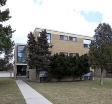 9 Rosseau Rd in Toronto, ON - Building Photo