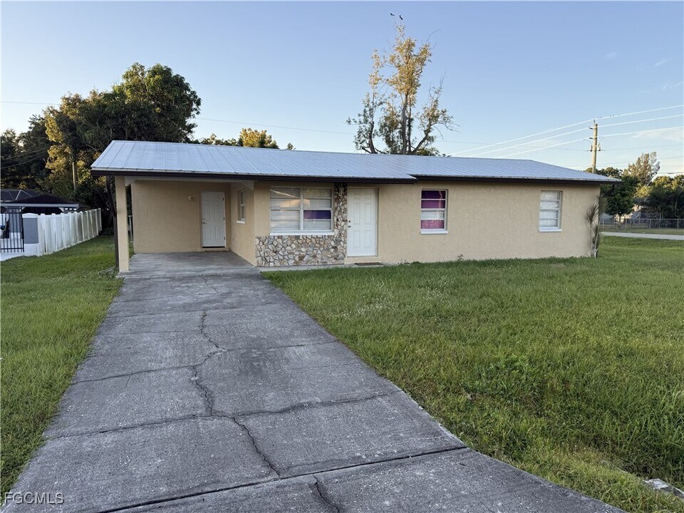 13401 Fourth St in Ft. Myers, FL - Building Photo