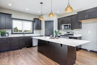 122 Cathy Jean Ct in Waterloo, IA - Building Photo - Building Photo
