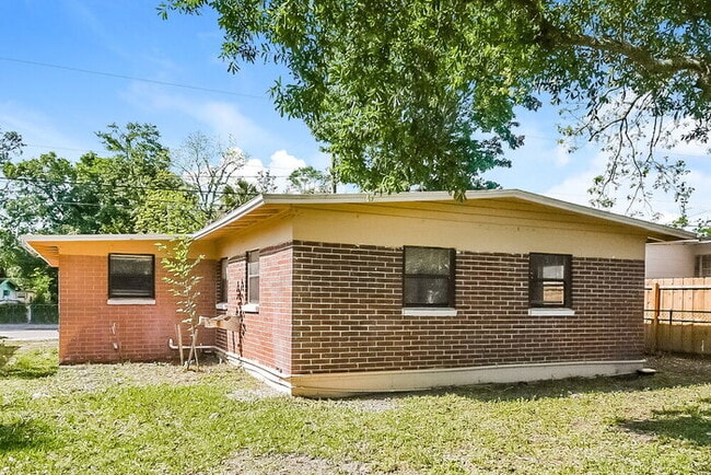 property at 714 S 42nd St